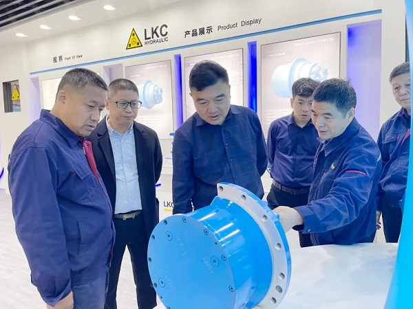 廣州塔山機械、廣州韓川液壓、江蘇靖江新世紀(jì)液壓、無錫密斯特智能裝備制造有限公司一行6人蒞臨力克川參觀交流2.jpg