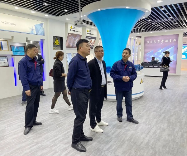 廣州塔山機械、廣州韓川液壓、江蘇靖江新世紀(jì)液壓、無錫密斯特智能裝備制造有限公司一行6人蒞臨力克川參觀交流3.jpg