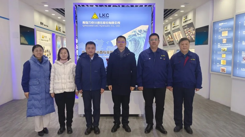 高新區(qū)工委委員、管委副主任張建軍一行蒞臨青島力克川液壓股份有限公司調(diào)研指導(dǎo)1.jpg